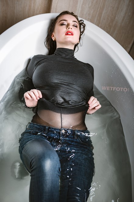 wetlook girl wet skinny jeans pantyhose takes shower wetfoto