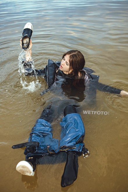 wetfoto double jeans wetlook completely wet girl swimming