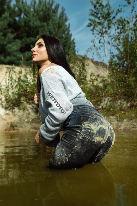 wetfoto wetlook girl in wet and dirty levis jeans