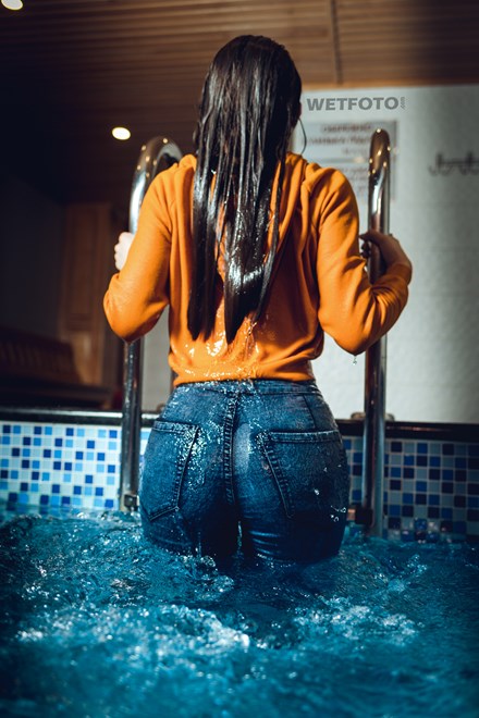 wetfoto wetlook girl soaking wet sweater skinny jeans