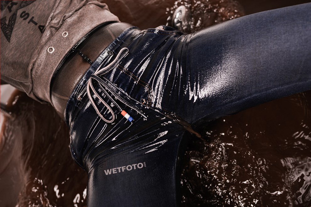 wetfoto wet girl messy wam bath dirty jeans shoes