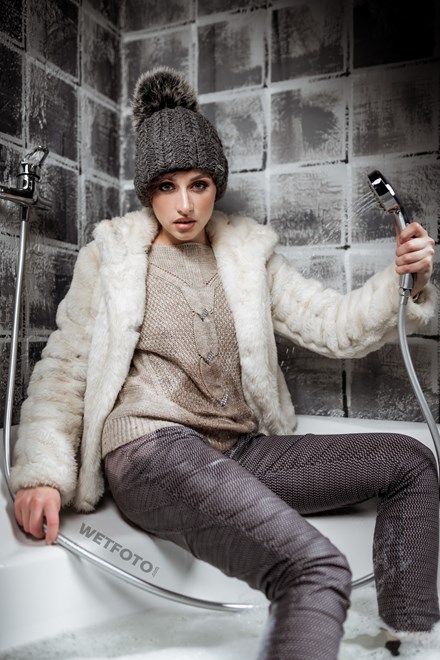 wetlook girl winter clothes wet fur coat wetfoto